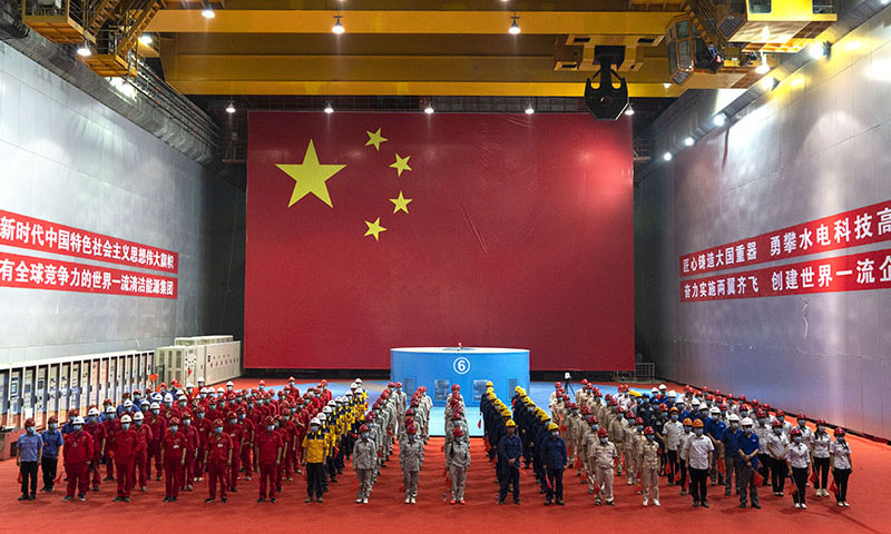 6月29日，在烏東德水電站左岸廠房，工程建設人員參加烏東德水電站首批機組投產發電儀式。（新華社記者 李夢馨 攝）