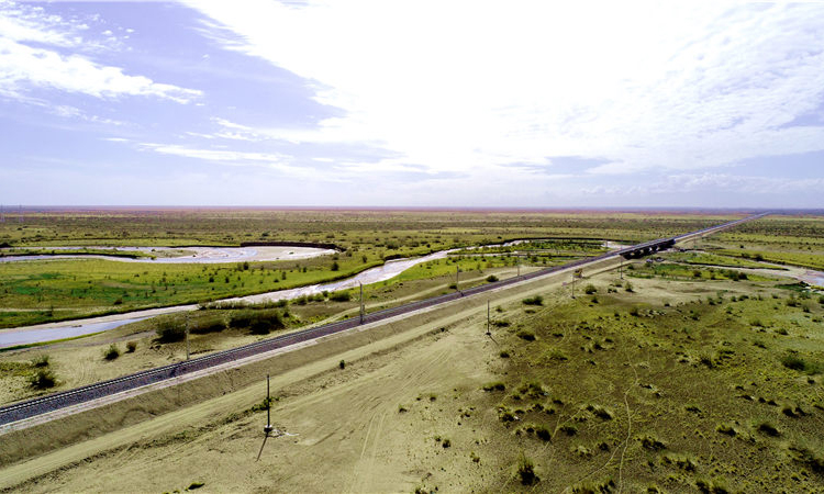 6月30日上午11時18分，隨著汽笛聲響起，首趟開往花土溝方向的貨運列車徐徐駛出格爾木車站，標志著青海格爾木至新疆庫爾勒鐵路（格庫鐵路）青海段正式開通運營。