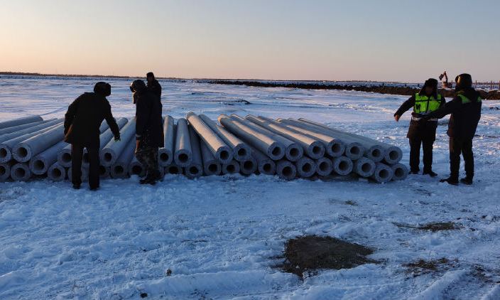 建設初期，面對工期緊張，施工條件艱苦、自然環境惡劣等不利影響，項目部黨員帶頭擼起袖子加油干，于2019年年底前完成了近4萬根樁基礎的施工和全部高壓電纜溝的開挖，為項目并網奠定了前期基礎。