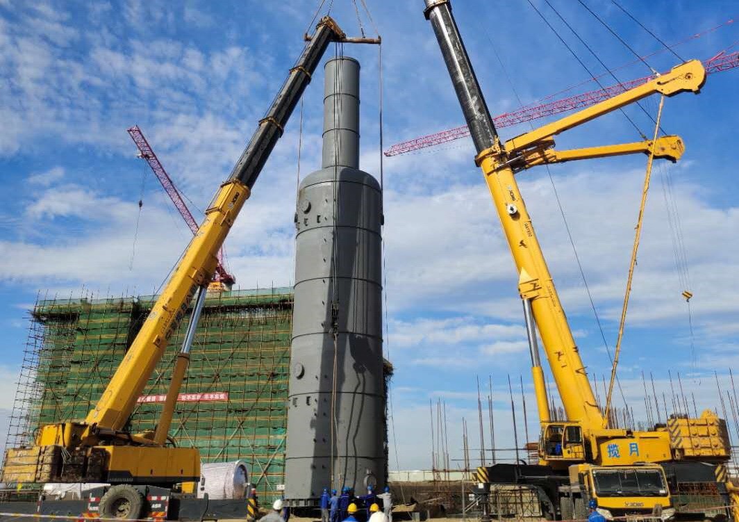 6月29日，中國(guó)化學(xué)工程三公司承建的寧夏鯤鵬清潔能源有限公司乙二醇項(xiàng)目完成空分裝置空冷塔、水冷塔吊裝。該項(xiàng)目采用草酸酯法工藝技術(shù)，年產(chǎn)40萬(wàn)噸乙二醇、2.24億標(biāo)方氫氣，副產(chǎn)1.1萬(wàn)噸硫磺等產(chǎn)品。該項(xiàng)目是現(xiàn)代煤化工產(chǎn)業(yè)示范項(xiàng)目，對(duì)寧夏寧東化工基地補(bǔ)全產(chǎn)業(yè)鏈條、加快產(chǎn)業(yè)轉(zhuǎn)型升級(jí)、推動(dòng)經(jīng)濟(jì)高質(zhì)量發(fā)展、打造世界一流的現(xiàn)代煤化工基地具有重要意義。