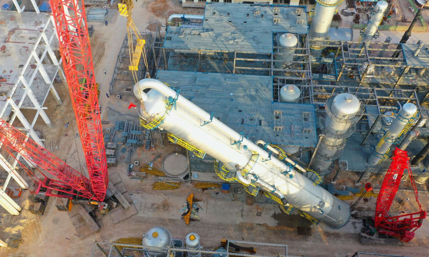 6月28日，中國(guó)化學(xué)工程?hào)|華科技總承包的廣西華誼工業(yè)氣體島乙二醇裝置項(xiàng)目大件設(shè)備酯化塔吊裝就位。該設(shè)備是乙二醇裝置最大的變徑塔，下部直徑6.642米、上部直徑5.258米、高度54.38米，總吊裝重量278噸。