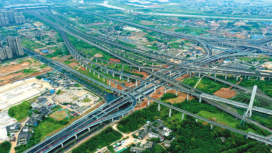 7月1日，由中國鐵建所屬中鐵二十五局三公司參建的長沙湘府快速路主線建成通車。至此，長沙“小三環(huán)”交通路網(wǎng)初步形成，市民開車從河西到長沙火車南站將全程無紅綠燈，車程由原來的45分鐘縮短至15分鐘左右，大大縮短出行時間。圖為湘府快速路下穿8條高鐵線的涉鐵段。（向雅斯 攝）