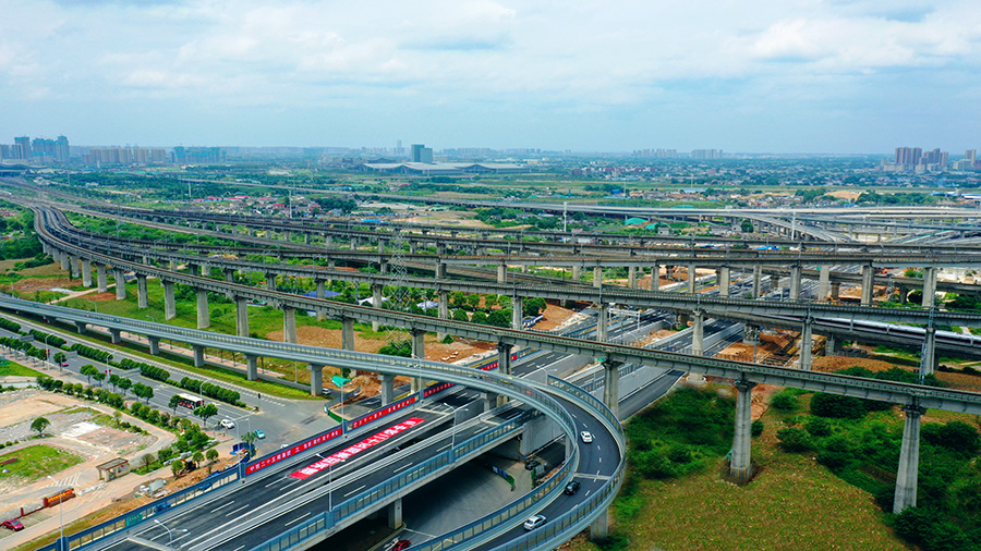 中鐵二十五局三公司承建標段為廣鐵集團近十年最大的涉鐵工程，安全風(fēng)險高、施工難度大。項目建設(shè)者采用U形槽框架梁結(jié)構(gòu)成功連續(xù)下穿武廣高鐵、滬昆高鐵、長沙動車走行線等8條運營高鐵線，確保了安全、質(zhì)量和各項節(jié)點工期。圖為中鐵二十五局三公司湘府東路項目下穿8條高鐵線路線涉鐵段通車。（劉胡 攝）