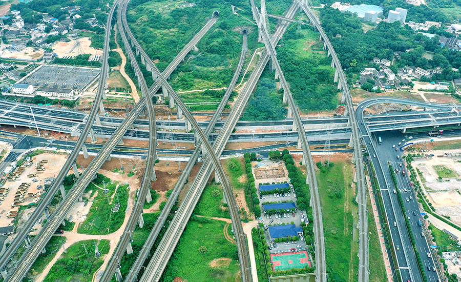 據(jù)悉，湘府快速路的開通對長沙南部城市空間升級有著重要作用，將有力緩解城區(qū)東南部的交通出行壓力,加速南部組團間的聯(lián)系，滿足沿線區(qū)域交通需要，促進城市南部區(qū)域發(fā)展，對實現(xiàn)長沙市區(qū)快速路的成環(huán)成網(wǎng)格局具有重要“拼圖”意義。圖為中鐵二十五局三公司湘府東路項目下穿8條高鐵線路線涉鐵段通車。（向雅斯 攝）
