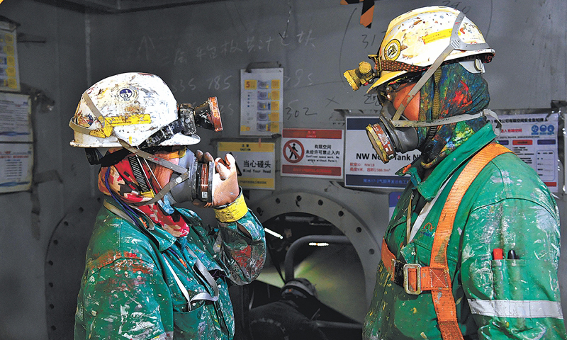 一個班下來，兩名油漆工在船體內部交流工作，高60多米的船體內外有大量的刷漆作業，他們是船體的“美容師”。