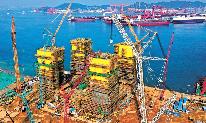 6月29日，歷時13個月建造的3萬多噸陵水17-2船體完成最后一個分段吊裝，正式封頂。