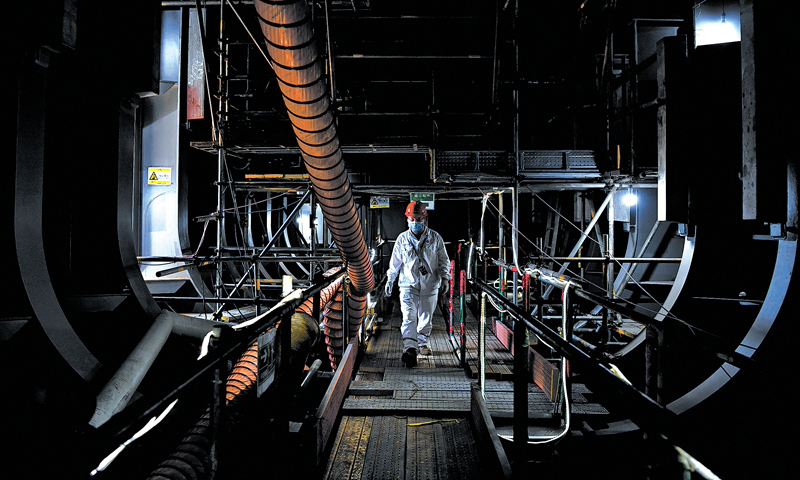 3月中旬，在項目誓師大會上，接下“軍令狀”的船體建造經理李勇，眼前浮現的是飄紅的進度指標，必須盡全力把進度趕回來。三天四吊、一天兩吊、海陸同吊……吊裝速度紀錄不斷刷新，船體封頂時間提前了16天。項目組成立了專業的精度控制團隊，從鋼板下料開始，每個建造過程都被嚴格控制在誤差允許范圍內。在就位過程中，他們嚴控合攏口尺寸、焊接收縮等關鍵環節，并從公司抽調120名頂級焊工，力保焊接質量。圖為回字形的船體艙室猶如迷宮。