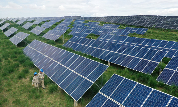 國家電網青海省電力公司數據顯示，截至6月30日，青海電網累計外送電量106.9億千瓦時，同比增長32%，突破100億千瓦時。其中，清潔能源外送電量102.3億千瓦時，同比增長41.8%。圖為7月8日，在青海省海南藏族自治州共和縣，大唐青海公司新能源分公司兩名工作人員在光伏電站內巡檢。（新華社記者 張宏祥 攝）