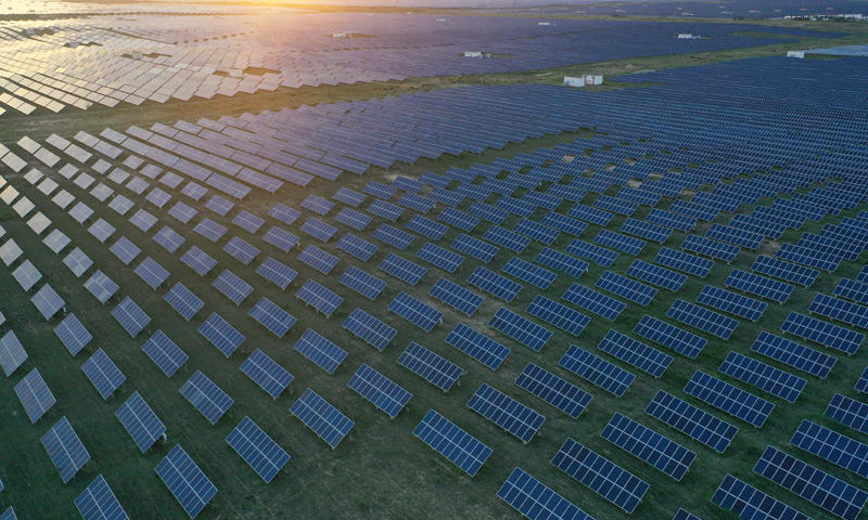 圖為7月7日，無人機拍攝的青海省海南藏族自治州共和縣境內的大唐青海公司新能源分公司光伏電站一角。（新華社記者 張宏祥 攝）