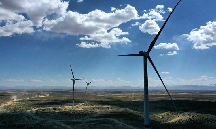 圖為5月1日，無人機拍攝青海省海南藏族自治州共和縣的一處風力發電項目。（新華社記者 張宏祥 攝）