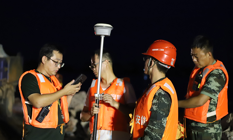 技術分隊夜間工作。