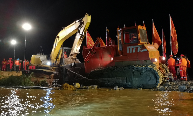 圖為7月13日晚拍攝的合龍現場。