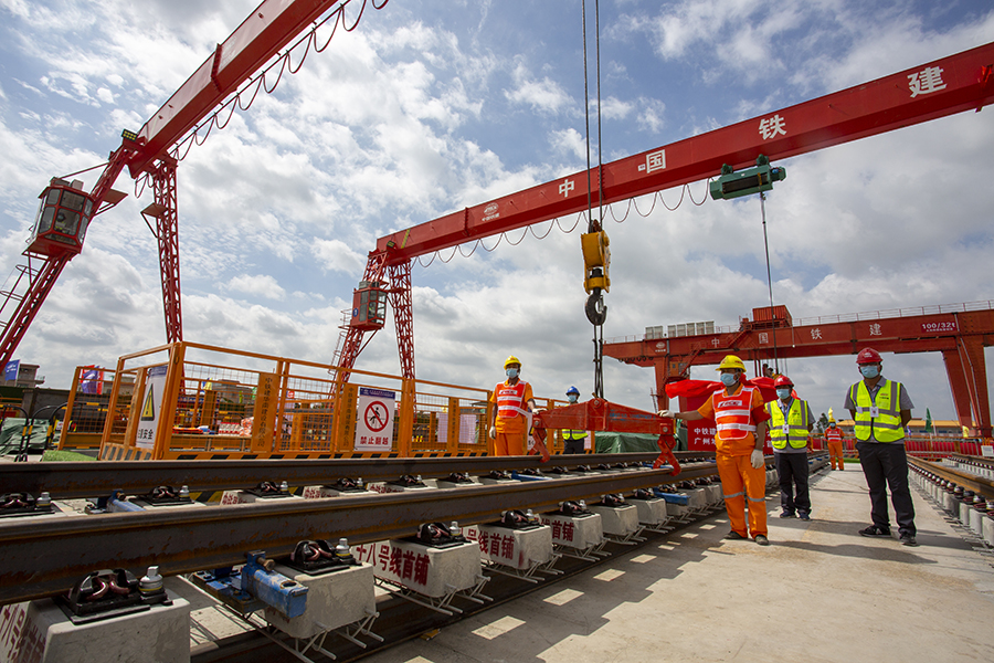 7月10日，廣州地鐵18號線開始鋪軌。中國鐵建所屬中鐵十一局三公司承擔著全線的軌道鋪設任務，需鋪軌122.6公里。圖為首節軌排整裝待發。（彭特 攝）