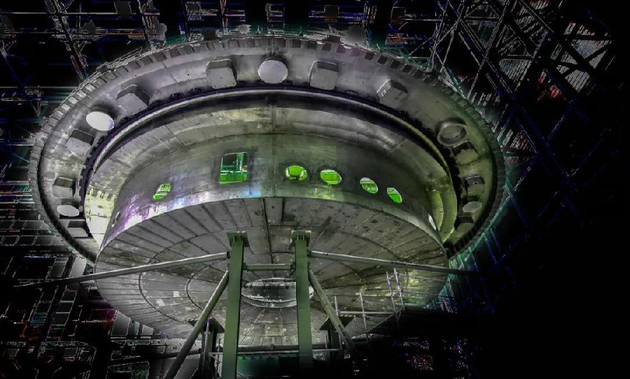 在探索核聚變的過程中，中核集團充分發揮我國核科技與核能發展主力軍的作用，堅持落實國家核能“三步走”的戰略部署，長期堅持核聚變能源的研發，推動我國核聚變研究取得了長足發展，有效提升了中國在國際聚變領域的地位，在人類未來能源探索的道路上貢獻了中國力量，展示了中核精神。圖為中核集團牽頭完成ITER杜瓦底座吊裝。