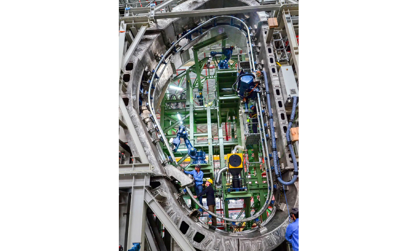 圖為真空容器（VV），這個空的環形室是等離子體被限制的地方。