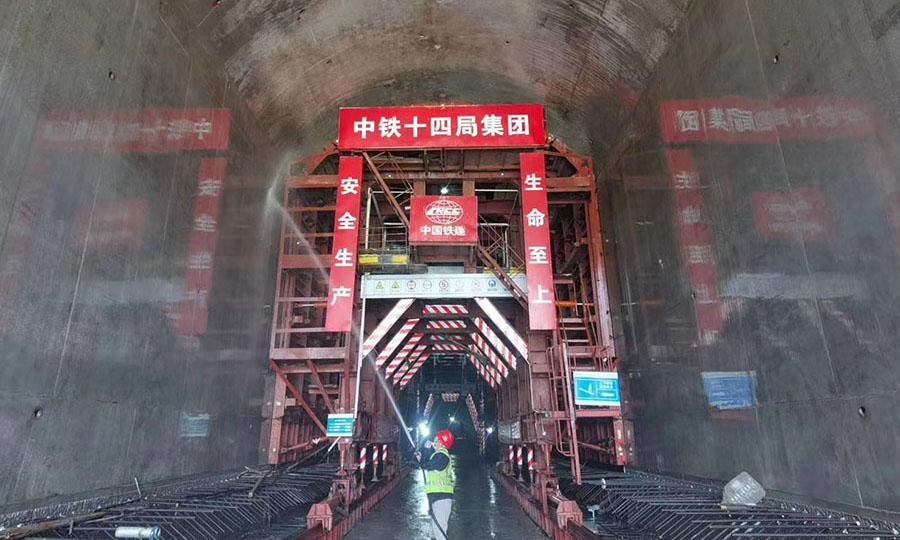 從外觀上看，與普通的混凝土襯砌無(wú)異，灑上水之后，竟然變得和鏡子一樣光可鑒人。參加工作3年的一線技術(shù)人員陳童，終于見(jiàn)到了大學(xué)課本里經(jīng)常提到的“清水鏡面混凝土”。圖為中鐵十四局二公司施工的鏡面混凝土。