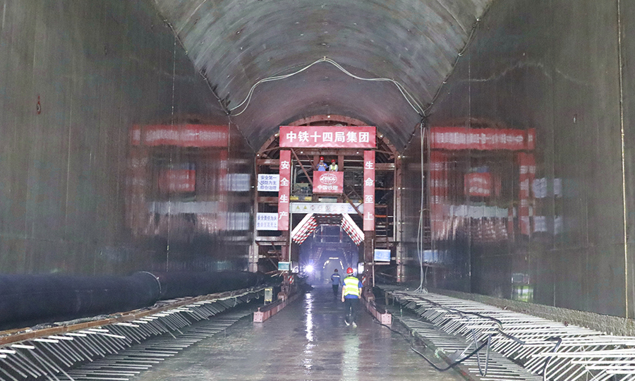 襯砌所屬的隧洞是目前國(guó)內(nèi)第一個(gè)大單寬流、高水頭洞室階梯消能工程，為確保隧洞襯砌光滑，施工中采用了機(jī)械化配套一次澆筑成型工藝，并進(jìn)行了為期90天的噴淋養(yǎng)護(hù)。圖為中鐵十四局二公司施工的鏡面混凝土。