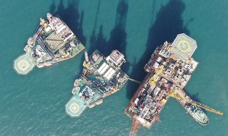 從高空俯瞰旅大21-2WHPA和旅大21-2WHPB平臺，如同連體嬰兒一樣在大海上緊密相依。在旅大21-2WHPB平臺上還有“新生”報(bào)到——整套海水淡化系統(tǒng)和鍋爐注熱系統(tǒng)，這是自2005年渤海油田試驗(yàn)性稠油熱采項(xiàng)目開展以來，首次引入該套系統(tǒng)，是稠油規(guī)模化開發(fā)裝備的“熱采重器”。目前正在實(shí)施投產(chǎn)前的聯(lián)合測試工作，以期達(dá)到最佳運(yùn)行狀態(tài)。生活支持船在旅大16-3CEPA平臺順利就位。