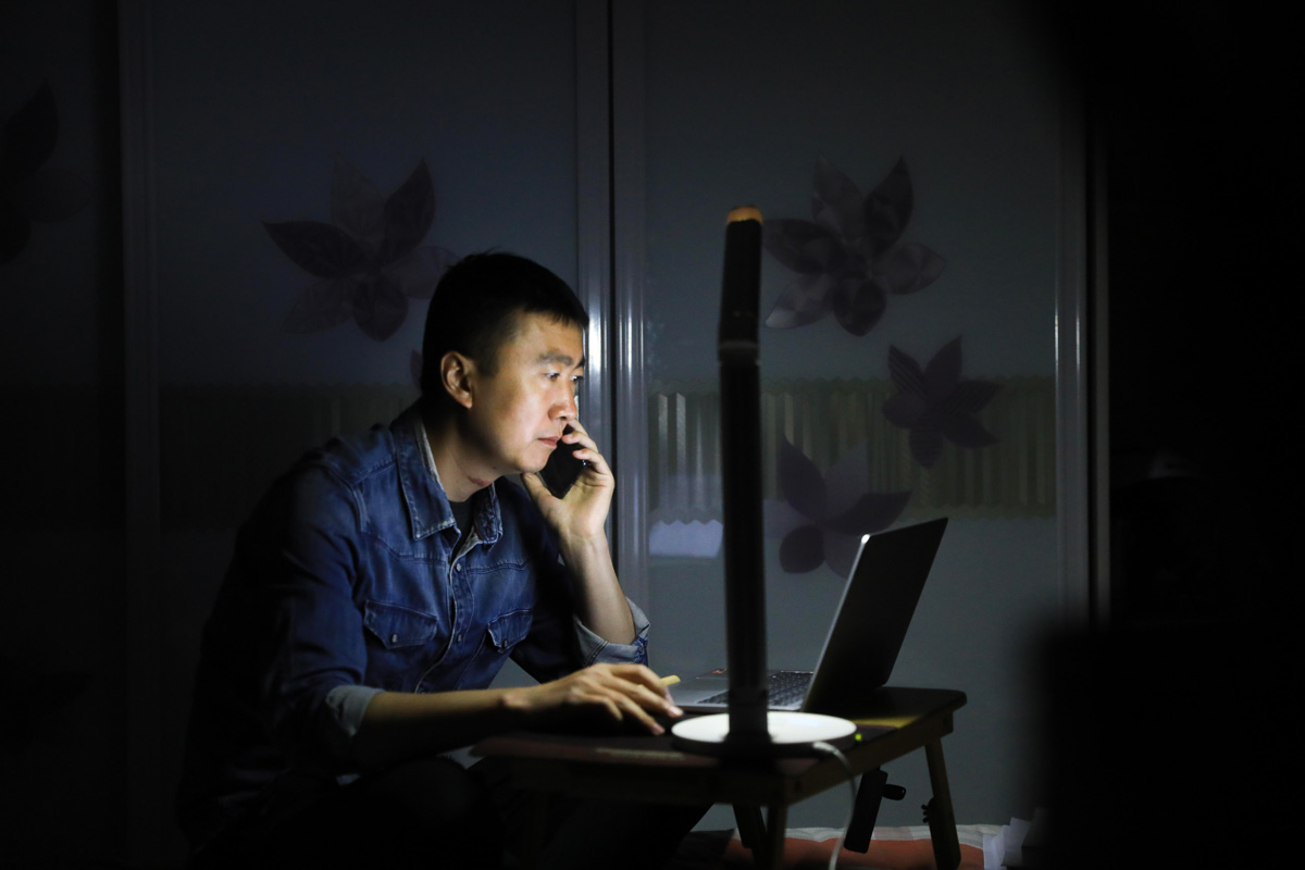 扶貧事業(yè)無盡頭，在貧困戶家租住了一間平房居住的高飛常常挑燈夜戰(zhàn)。