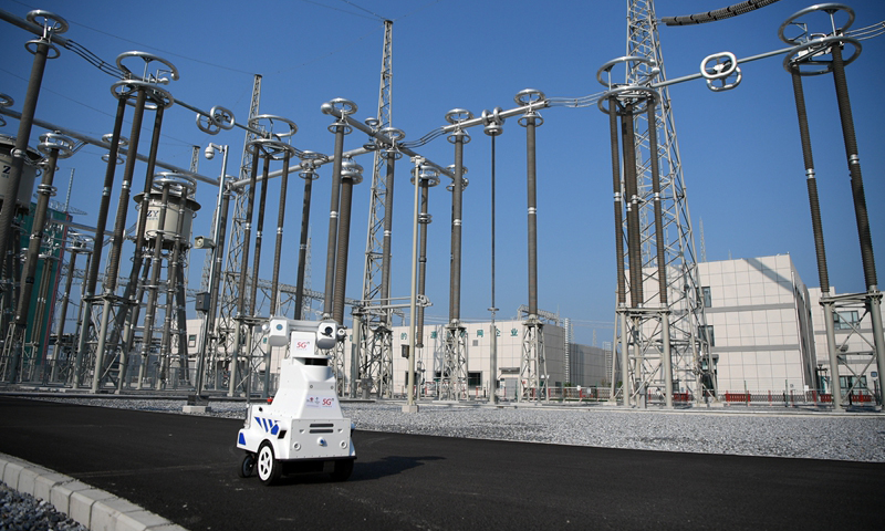 在青?！幽稀?00千伏特高壓直流工程豫南換流變電站內(nèi)，基于5G網(wǎng)絡(luò)的“慧眼”全方位監(jiān)視著站區(qū)。針對特高壓變電站規(guī)模大、設(shè)備種類多的特點，該電站于今年5月實現(xiàn)5G網(wǎng)絡(luò)站內(nèi)全覆蓋，配置適用5G網(wǎng)絡(luò)的巡檢機(jī)器人、無人機(jī)及高清視頻監(jiān)控設(shè)備，提升巡檢監(jiān)視設(shè)備的感知能力，確保特高壓工程安全平穩(wěn)運行。圖為8月27日，巡檢機(jī)器人在變電站內(nèi)巡檢。（新華社記者 李嘉南 攝）