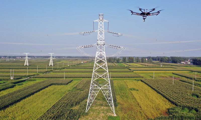 圖為8月27日，巡檢無人機(jī)在變電站外巡線。（新華社記者 李嘉南 攝）