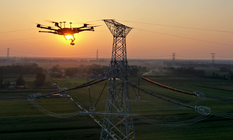 圖為8月27日，巡檢無人機(jī)在變電站外巡線。（新華社記者 李嘉南 攝）