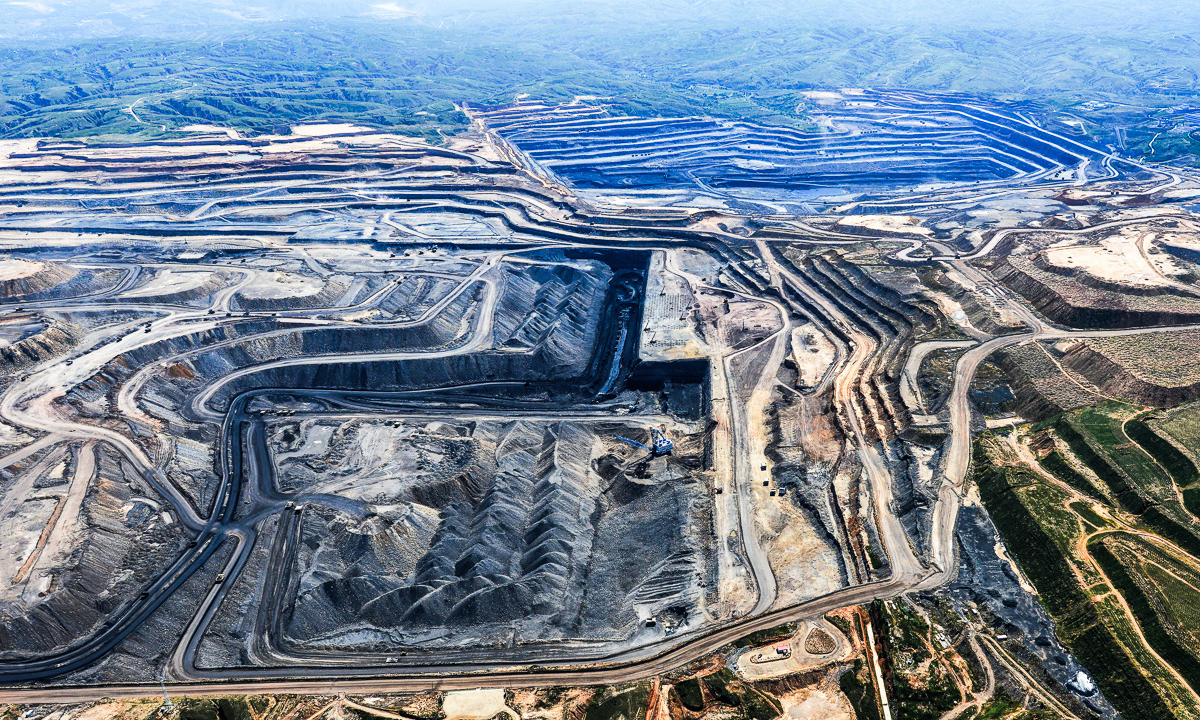 準(zhǔn)能集團(tuán)是國(guó)家能源集團(tuán)旗下綜合能源企業(yè)，位于晉陜蒙交界的內(nèi)蒙古自治區(qū)鄂爾多斯市準(zhǔn)格爾旗薛家灣鎮(zhèn)。圖為準(zhǔn)能露天煤礦俯瞰圖。