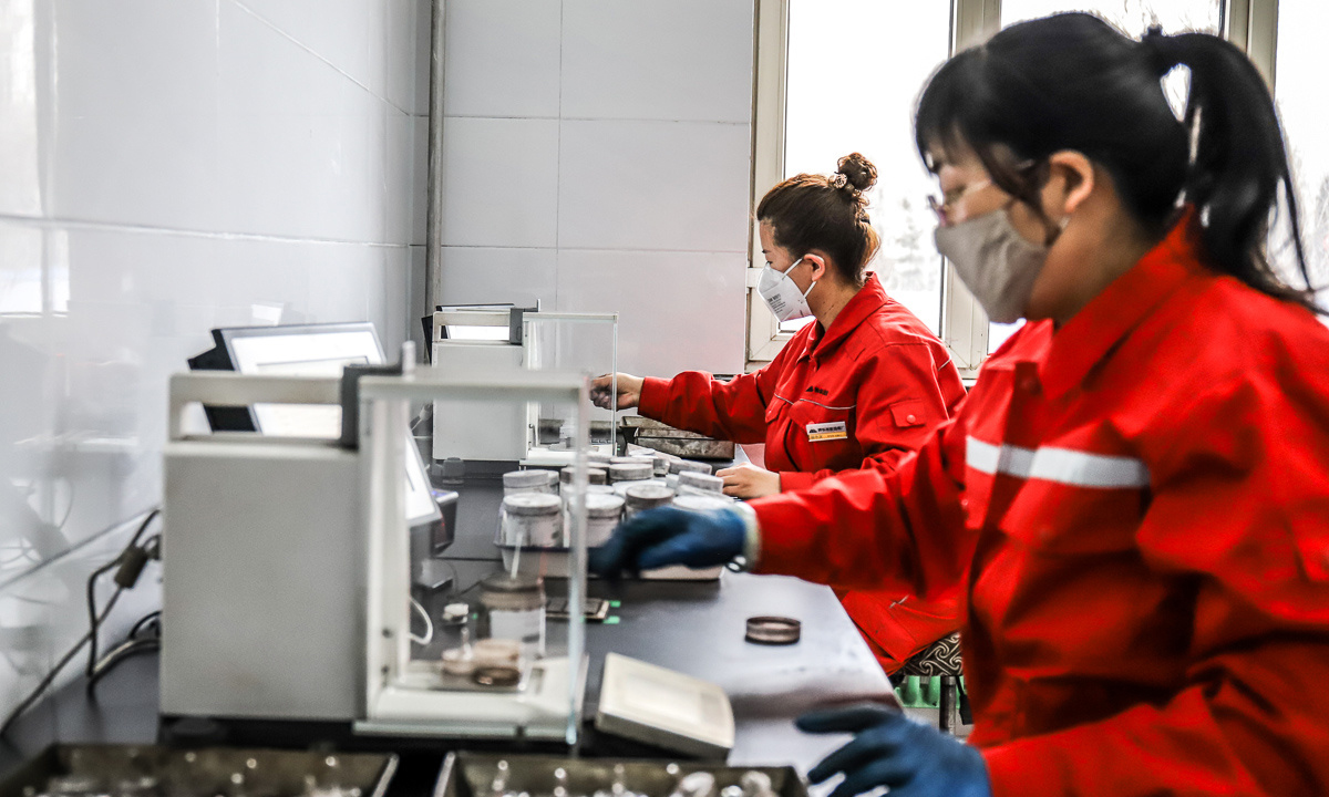 準(zhǔn)能集團(tuán)擁有煤炭資源儲(chǔ)量30.85億噸，所產(chǎn)煤炭具有“兩高、兩低、一穩(wěn)定”（即灰熔點(diǎn)高、灰白度高、水分低、硫分低、產(chǎn)品質(zhì)量穩(wěn)定）的品質(zhì)特點(diǎn)，是優(yōu)質(zhì)動(dòng)力、氣化及化工用煤，以清潔低污染而聞名，被譽(yù)為“綠色煤炭”。圖為選煤廠煤質(zhì)化驗(yàn)員測(cè)定煤質(zhì)。