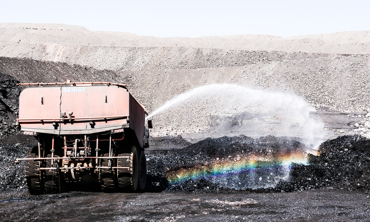 圖為礦區(qū)灑水車(chē)作業(yè)。