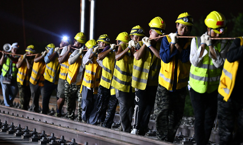 9月1日凌晨，由中鐵建電氣化局南方公司負責施工的合安高鐵集賢路線路所接觸網撥接施工啟動，為合安高鐵9月進入動態驗收階段奠定基礎。合安高鐵北起合肥，南至安慶，是國家中長期鐵路網規劃“八縱八橫”高速鐵路主要通道京港（臺）通道的重要組成部分，設計時速350公里。圖為中鐵建電氣化局南方公司施工人員在合安高鐵集賢路線路所接觸網撥接現場施工。（新華社記者 劉軍喜 攝）