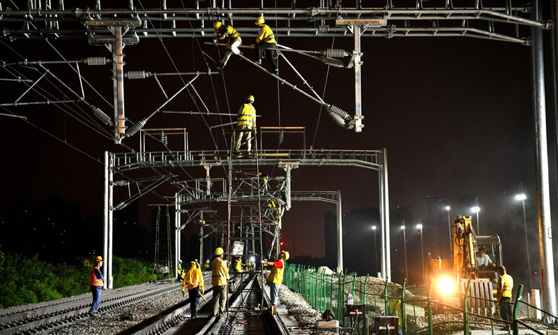 圖為9月1日凌晨，中鐵建電氣化局南方公司施工人員在合安高鐵集賢路線路所接觸網撥接現場施工。（新華社記者 劉軍喜 攝）