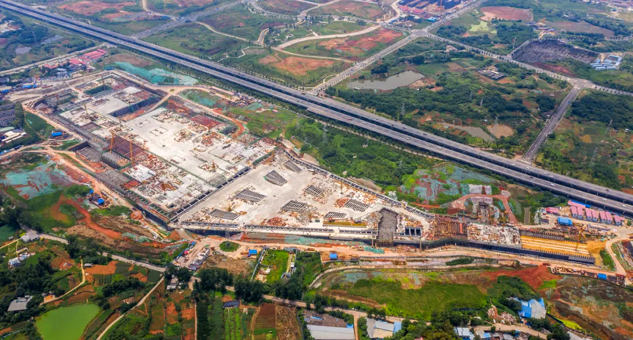 今年以來(lái)，中國(guó)鐵建積極應(yīng)對(duì)疫情影響，加快推進(jìn)6號(hào)線一二期建設(shè)，在成都軌道交通率先實(shí)現(xiàn)復(fù)工復(fù)產(chǎn)。并相繼提前實(shí)現(xiàn)全線軌通、環(huán)網(wǎng)電通、列車熱滑、軌行區(qū)移交等重大節(jié)點(diǎn)。圖為建設(shè)中的6號(hào)線龍燈山停車場(chǎng)。