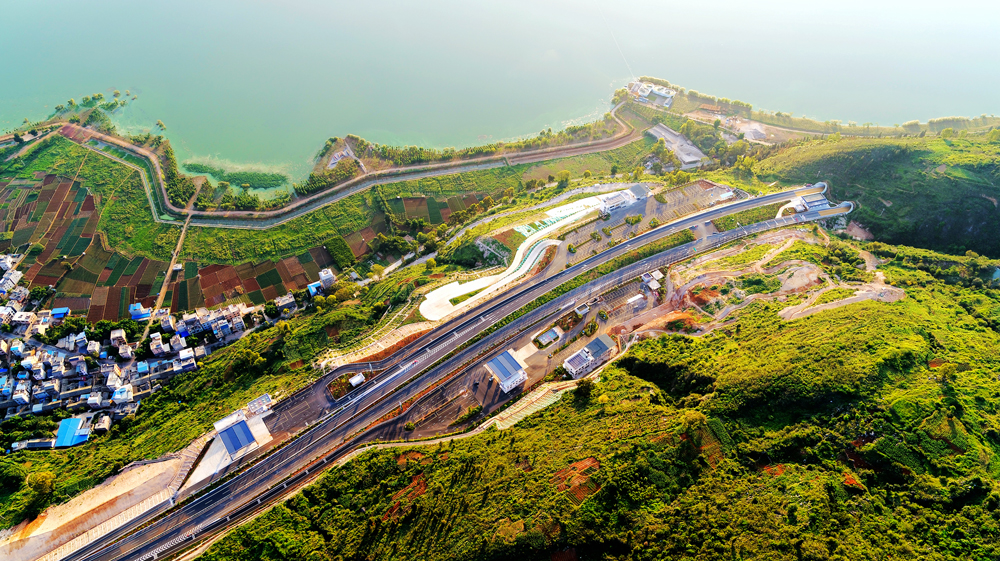 澄川高速大部分地段地質構造復雜，施工難度大。同時，澄川高速位處風景名勝區，環保水保管控嚴格。云南交投集團選派精干力量組成項目建設指揮部，嚴控工程質量、工程進度、工程投資、安全生產、水土保持及環境保護，順利實現了建設目標。圖為星云服務區。
