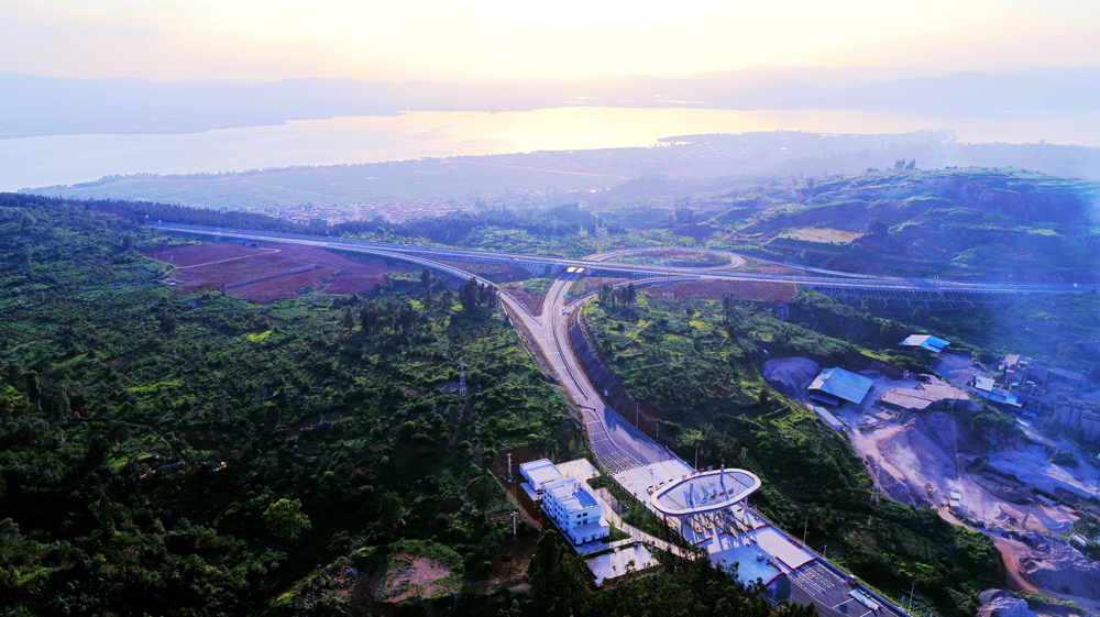 為加快推進控制性工程莫洛山隧道、碧云隧道、仙湖立交、祿充立交、大凹大橋的施工，項目指揮部黨組織采取一線工作法、“24小時服務”制，全力解決施工過程中難點、痛點問題。大凹大橋受制于地理位置，采用水磨鉆和霹靂器融合施工，未放一炮，如期建成。圖為螺絲鋪立交橋。