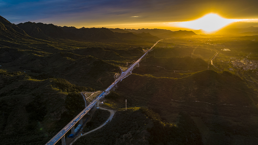 圖為京沈客專(zhuān)九標(biāo)正線(xiàn)施工掠影。