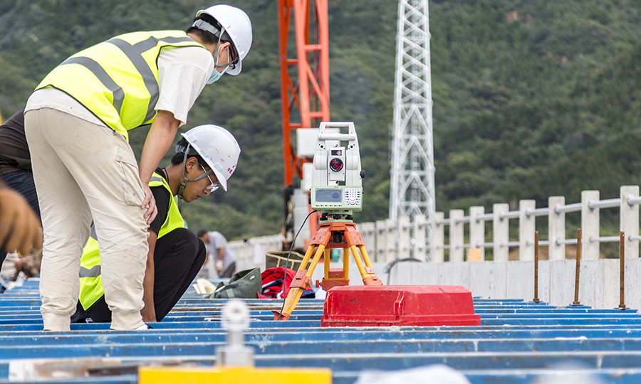 京沈客專(zhuān)北端通過(guò)沈陽(yáng)樞紐與哈大高鐵銜接，南端經(jīng)北京樞紐與京廣、京滬高鐵相連，是縱貫?zāi)媳薄贤|北與中南地區(qū)的高速鐵路客運(yùn)通道。它將使承德融入北京、天津一小時(shí)經(jīng)濟(jì)圈，促進(jìn)京津冀協(xié)同發(fā)展，加強(qiáng)華北地區(qū)與東北地區(qū)的互通交往，對(duì)振興我國(guó)東北老工業(yè)基地起到積極推動(dòng)作用。圖為軌道板精調(diào)作業(yè)。