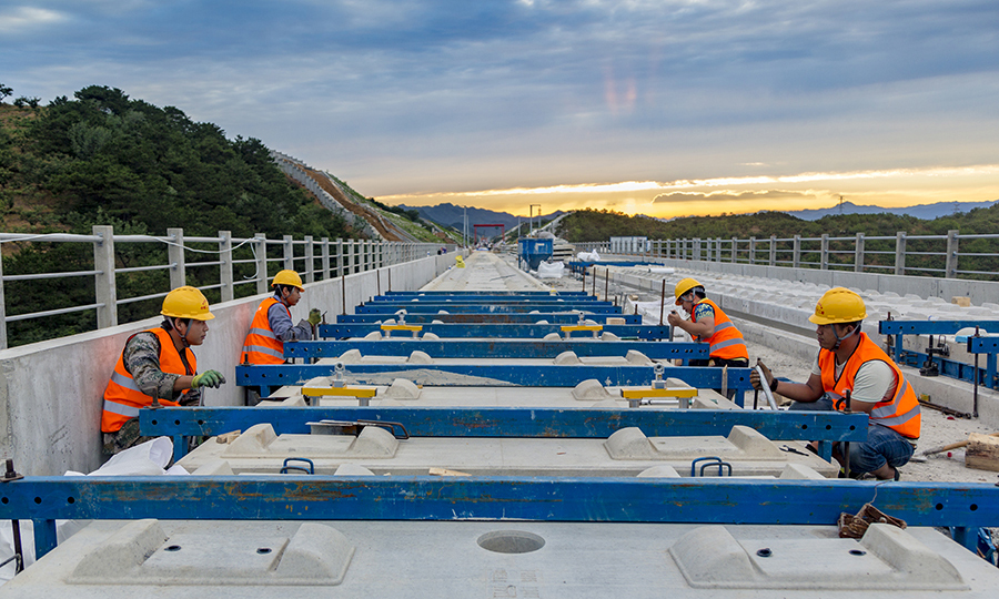 京沈高鐵北京市境內(nèi)線(xiàn)路長(zhǎng)度為98.4公里,河北省境內(nèi)線(xiàn)路長(zhǎng)度為191.59公里，遼寧省境內(nèi)線(xiàn)路長(zhǎng)406.8公里。其中，河北承德至遼寧沈陽(yáng)段已于2018年12月29日開(kāi)通運(yùn)營(yíng)。圖為施工人員對(duì)軌道板進(jìn)行精調(diào)作業(yè)。