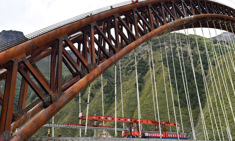 圖為9月20日，中鐵十一局工程技術人員在藏木特大橋上鋪軌。（新華社記者 覺果 攝）