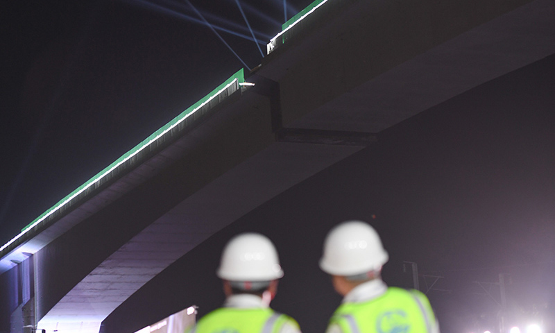 9月24日凌晨，中鐵四局承建的新建福廈鐵路西溪特大橋跨杭深鐵路連續(xù)剛構(gòu)轉(zhuǎn)體梁成功轉(zhuǎn)體。轉(zhuǎn)體梁采用雙幅同步轉(zhuǎn)體，單個(gè)轉(zhuǎn)體長168米，重約19000噸。圖為9月24日，技術(shù)人員在參與新建福廈鐵路西溪特大橋跨杭深鐵路連續(xù)剛構(gòu)轉(zhuǎn)體梁轉(zhuǎn)體施工。（新華社記者 宋為偉 攝）