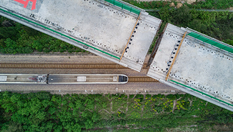 圖為9月24日，在已完成轉(zhuǎn)體的新建福廈鐵路西溪特大橋下方，動(dòng)車組列車在杭深鐵路上行駛。（新華社記者 宋為偉 攝）
