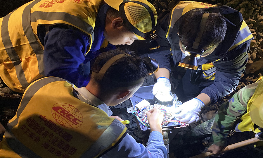 據了解，郜營站是武漢局與鄭州局的分界站，與浩吉鐵路上唯一的萬噸重載列車組合分解站襄州北站接軌，一直是北煤南運通道上的“隘口”。