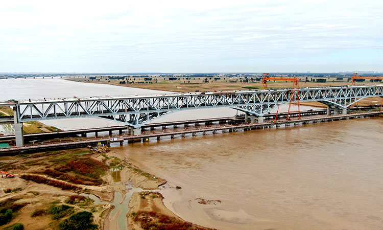 圖為10月7日拍攝的施工中的鄭濟(jì)鐵路鄭州黃河特大橋。（新華社記者 朱祥 攝）