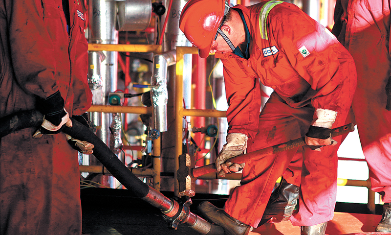 一個多月來，工作人員一遍遍地進行現場設備的調試、檢修，一次次地進行工藝流程的討論和推演，沒到注熱的那一刻，所有人心中繃著的弦都不敢放松。圖為操作人員在熱采井口處連接高壓軟管，做好注熱應急準備，保證安全注熱。