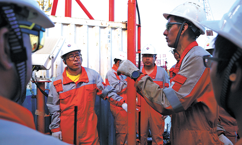 平臺總監王文奇介紹，他們用了30天，完成了43套系統的聯合調試、200余臺設備單機試驗、900余臺現場儀表測試、56次應急處置預案推演。圖為注熱操作前，全體人員再次進行注熱要點確認。