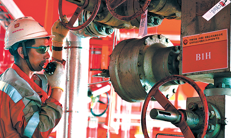 旅大21-2B平臺主體熱采區域稠油地層黏度均值接近3000毫帕/秒，開采出的稠油猶如“黑泥”一般厚硬、固執，這樣的稠油從地層采到地面再完成輸送，對采油技術、流程處理、海管外輸等都提出了極高的要求，被公認為世界級開采難題，隔著一層海水開采稠油更是難上加難。圖為注熱前，平臺監督對井口設備情況進行反復查驗。