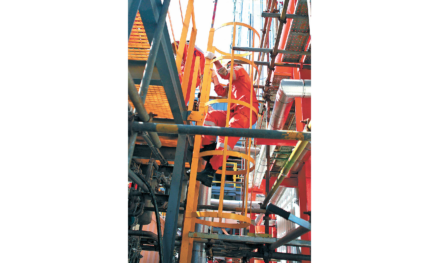 9月1日18時，隨著熱采閥門的開啟，水蒸氣通過采油樹注入井內，旅大21-2油田WHPB平臺正式進入熱采生產狀態。23天后，該井進入燜井階段。十多年的艱辛探索，我國海上稠油熱采終于翻開新的篇章，由單井試驗向規模化經濟有效開發邁出關鍵一步。圖為操作人員攀爬直梯到海淡系統熱力除氧罐頂，對流程進行確認，保證鍋爐用水水質達標。