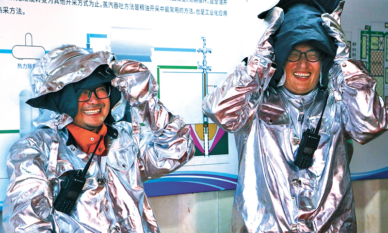 這一刻，秦斌和同事們喜極而泣。這一刻，為之期盼和付出的所有人等得太久了！圖為身著防高溫防護服完成注熱作業后，操作員摘下頭盔露出酣暢笑臉。