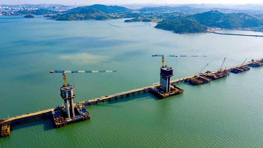 日前，隨著福廈高鐵湄洲灣跨海大橋主墩承臺零號塊的施工完成，標(biāo)志著大橋順利進(jìn)入上部結(jié)構(gòu)施工階段。（金偉 攝）