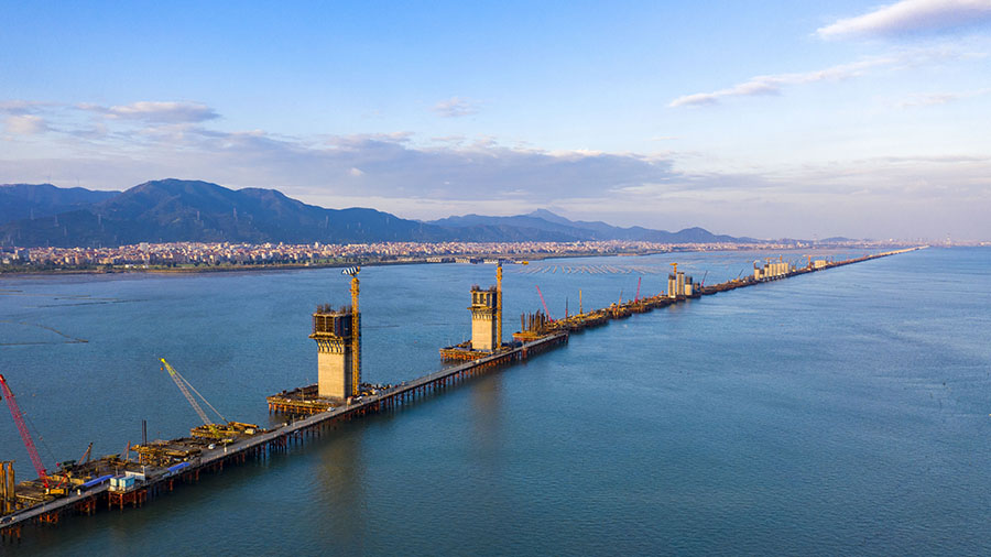 圖為湄洲灣跨海大橋建設(shè)現(xiàn)場。（金偉 攝）
