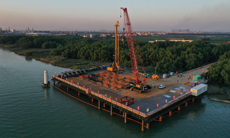 10月26日，由中鐵大橋局施工的南（廣州南沙）中（中山）高速公路洪奇門特大橋海中主墩開鉆，正式拉開南中高速公路全線開工建設的序幕。圖為當日，位于廣州南沙區的南中高速洪奇門特大橋東塔海中主墩開鉆。（新華社記者 劉大偉 攝）